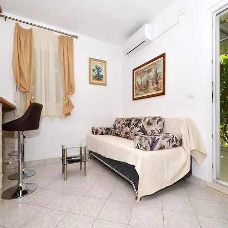 Villa House With Swimming Heated Pool Next To The River Podstrana